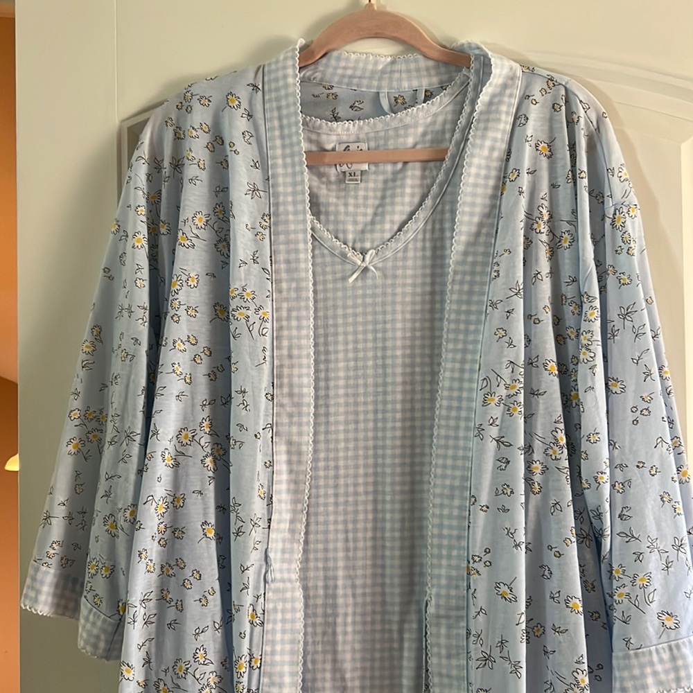 Aria gown and robe. Like new!